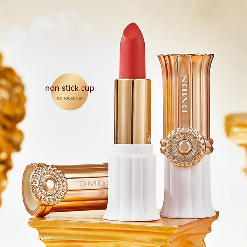 Jüngere Lippen mit Anti-Falten-Lippenbalsam