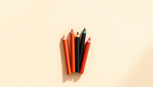 Descubre la versatilidad de un set de lápices de 8 colores: tu compañero de maquillaje ideal para viajar.
