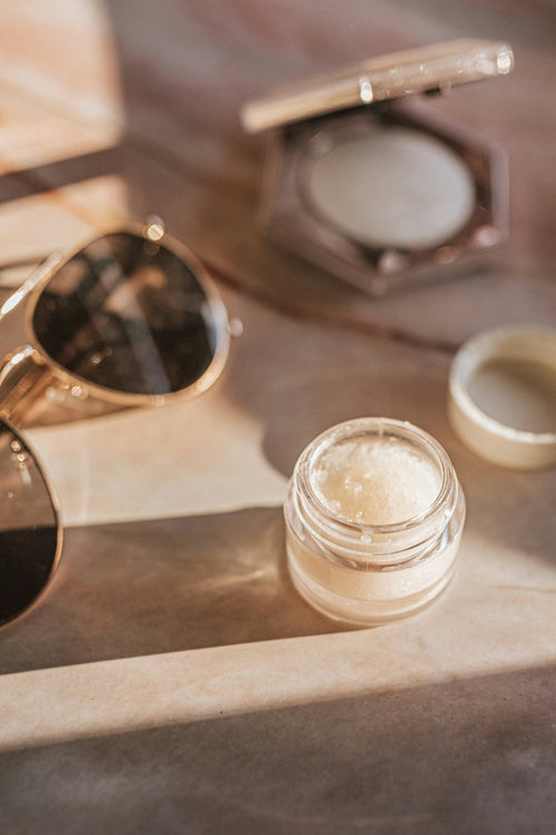 Gesündere Lippen: So entfernen Sie dunkles Melanin effektiv mit feuchtigkeitsspendendem Lippenbalsam